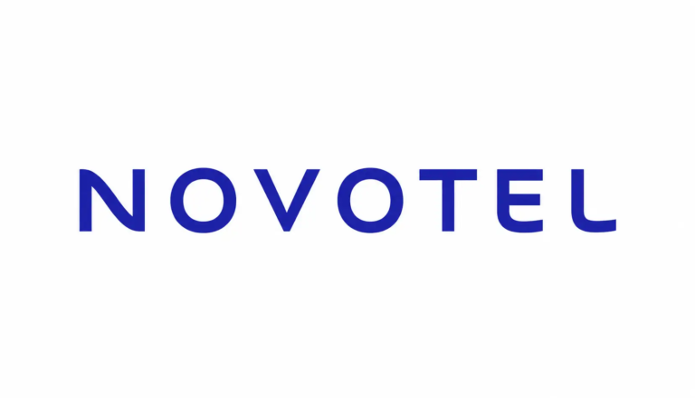 Logo NOVOTEL restauré sur fond blanc